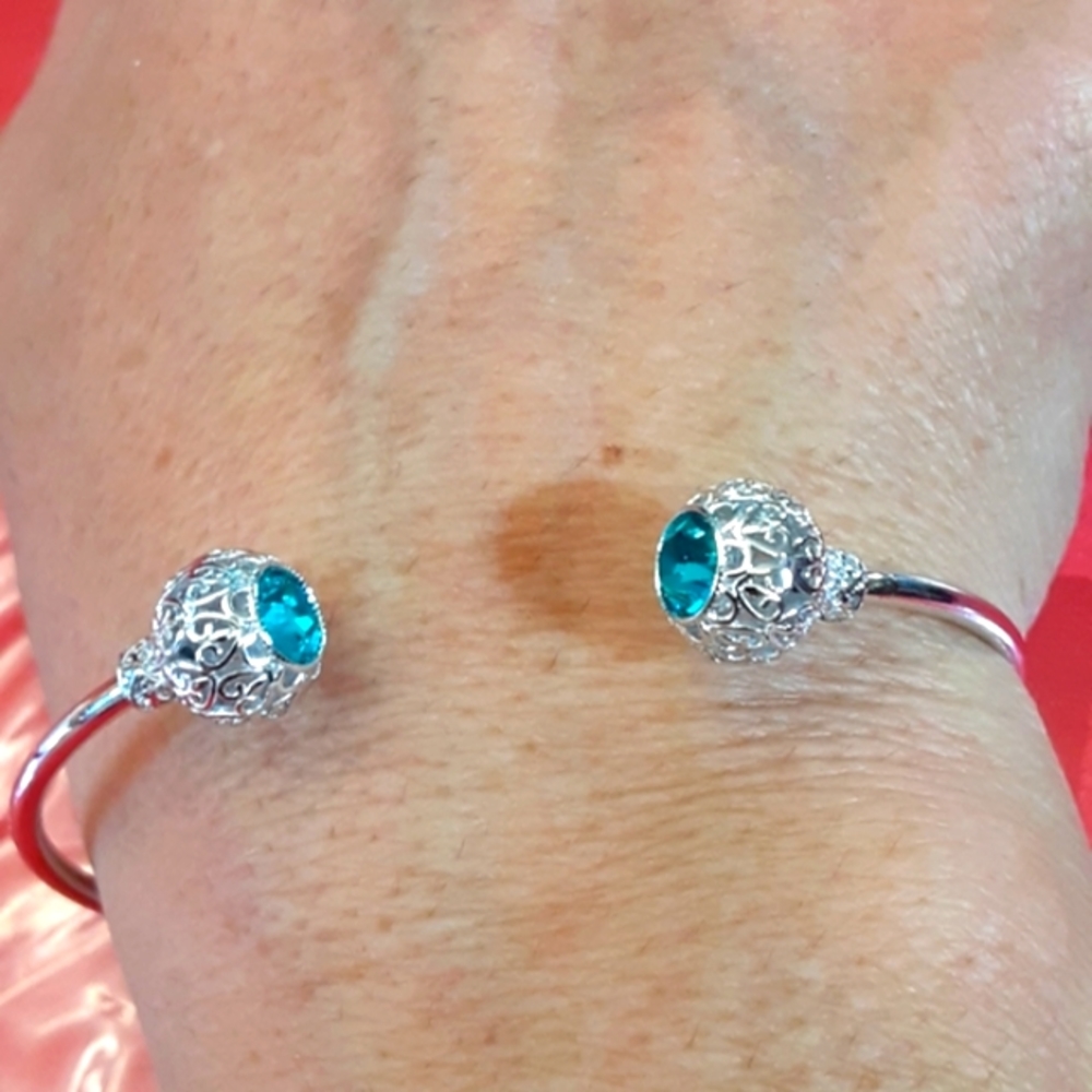 Bracelet bangle blue stones